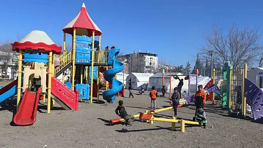 Depremlerde en fazla hasar alan ilçelerin başında gelen Nurdağı, havadan görüntülendi