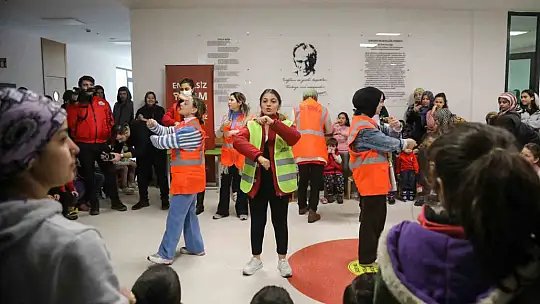 Depremzede çocuklar Büyükşehir'le güldü