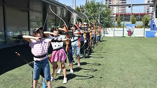Depremzede çocuklar depremin izlerini sporla siliyor