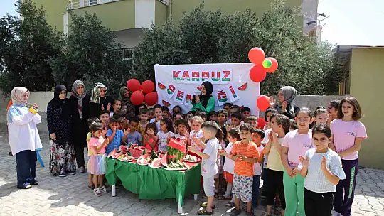 Depremzede çocuklar karpuz şenliğinde gönüllerince eğlendi
