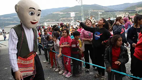 Depremzede çocukların yüzü 'mobil tiyatro tırı' ile gülüyor