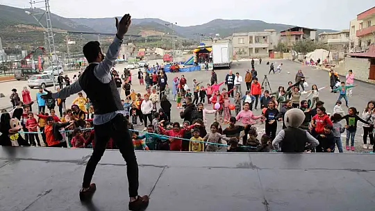 Depremzede çocukların yüzü 'mobil tiyatro tırı' ile gülüyor