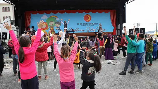 Depremzede çocukların yüzü 'mobil tiyatro tırı' ile gülüyor
