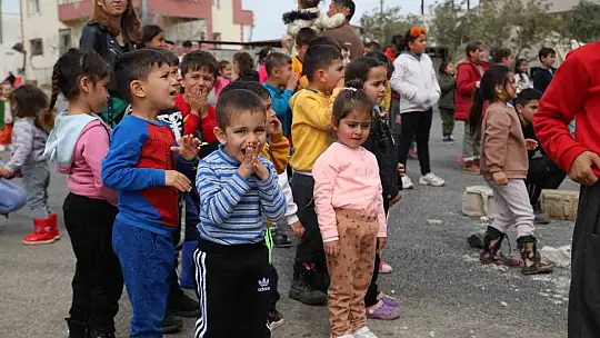 Depremzede çocukların yüzü 'mobil tiyatro tırı' ile gülüyor