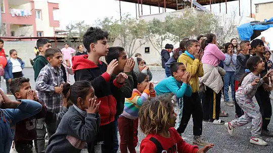 Depremzede çocukların yüzü 'mobil tiyatro tırı' ile gülüyor