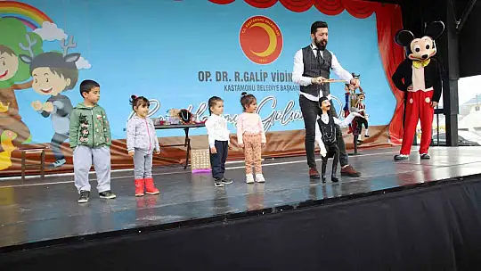 Depremzede çocukların yüzü 'mobil tiyatro tırı' ile gülüyor