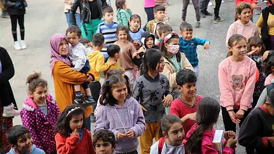 Depremzede çocukların yüzü 'mobil tiyatro tırı' ile gülüyor