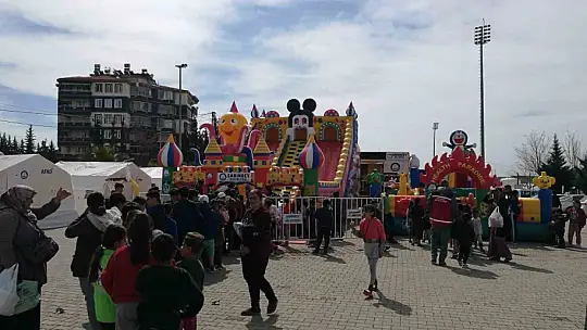 Depremzede çocukların yüzü Şahinbey'le gülüyor