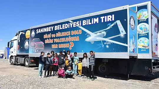 Depremzede çocukların yüzü Şahinbey'le gülüyor
