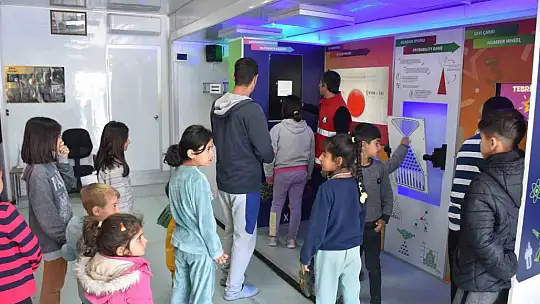 Depremzede çocukların yüzü Şahinbey'le gülüyor