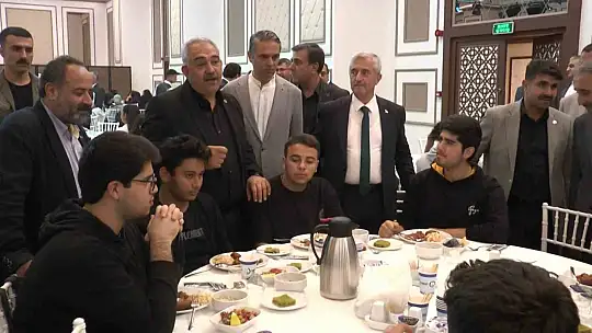 Depremzede il başkanı, depremzede öğrencilerle bir araya gelince duygusal anlar yaşadı
