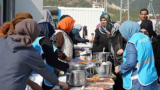 Depremzede kadınlar el işi ürünlerini satarak Filistin'e destek kampanyasına katıldı