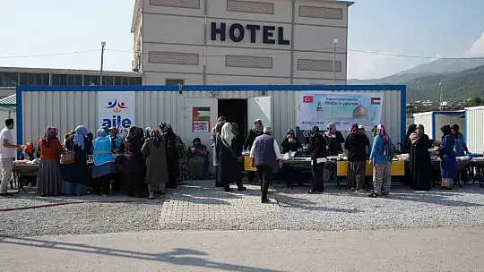 Depremzede kadınlar el işi ürünlerini satarak Filistin'e destek kampanyasına katıldı
