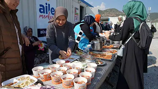 Depremzede kadınlar el işi ürünlerini satarak Filistin'e destek kampanyasına katıldı