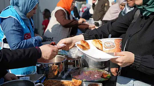 Depremzede kadınlar el işi ürünlerini satarak Filistin'e destek kampanyasına katıldı