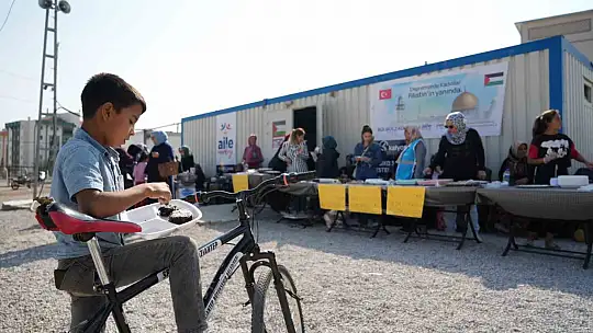 Depremzede kadınlar el işi ürünlerini satarak Filistin'e destek kampanyasına katıldı