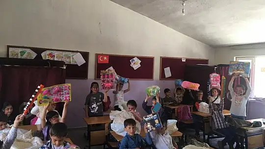 Depremzede öğrencilere öğretmenler moral oldu