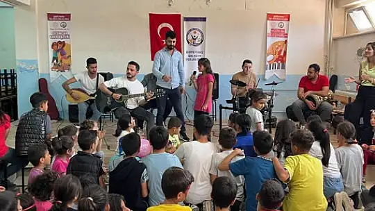 Depremzede öğrencilere öğretmenler moral oldu