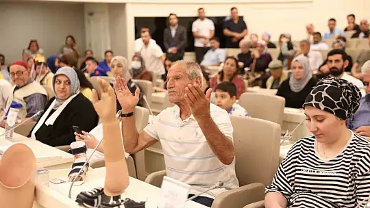 Depremzede vatandaşlarla bir araya gelen Şahin gözyaşlarını tutamadı