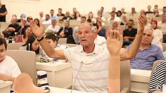 Depremzede vatandaşlarla bir araya gelen Şahin gözyaşlarını tutamadı