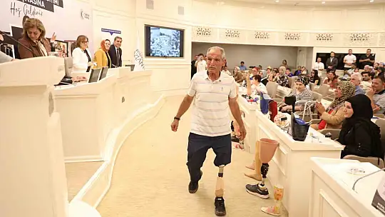 Depremzede vatandaşlarla bir araya gelen Şahin gözyaşlarını tutamadı