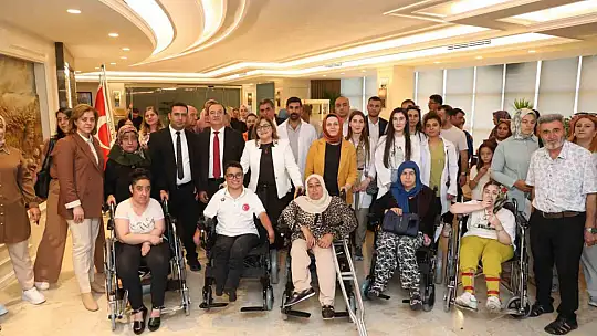 Depremzede vatandaşlarla bir araya gelen Şahin gözyaşlarını tutamadı