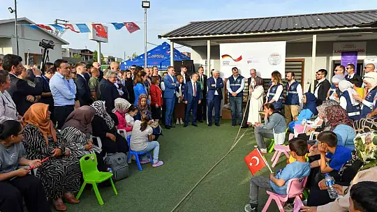 Depremzedelerden Başkan Şahin'e güllerle teşekkür