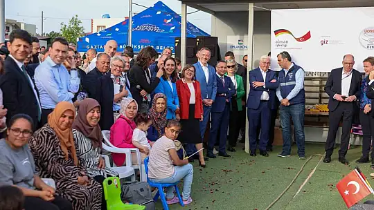 Depremzedelerden Başkan Şahin'e güllerle teşekkür