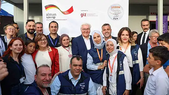 Depremzedelerden Başkan Şahin'e güllerle teşekkür