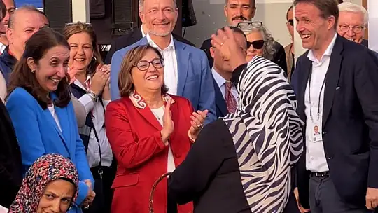 Depremzedelerden Başkan Şahin'e güllerle teşekkür
