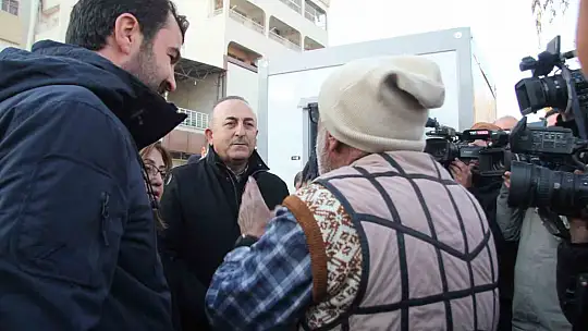 Depremzedelerden Dışişleri Bakanı Çavuşoğlu'na ilginç talep ve şikayetler