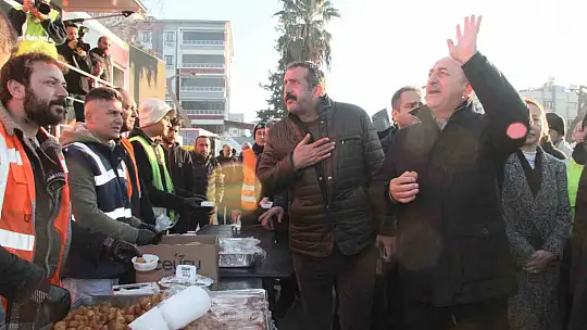 Depremzedelerden Dışişleri Bakanı Çavuşoğlu'na ilginç talep ve şikayetler