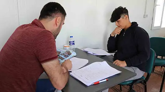 Depremzedelerin yaraları sarılıyor