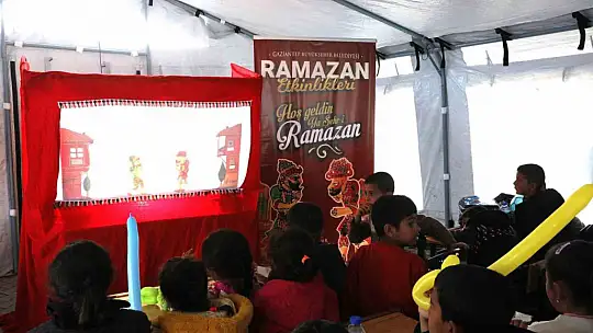 Depremzedelerin yüzleri Hacivat ve Karagöz oyunuyla gülüyor