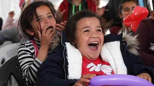 Depremzedelerin yüzleri Hacivat ve Karagöz oyunuyla gülüyor