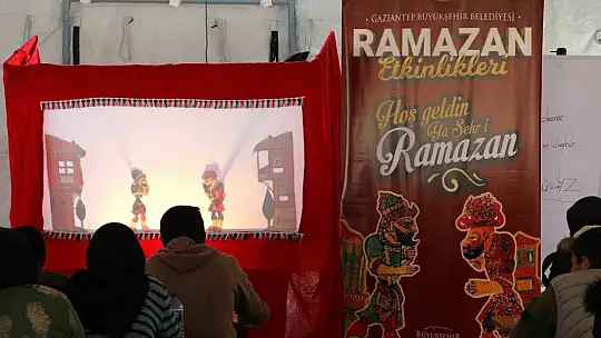Depremzedelerin yüzleri Hacivat ve Karagöz oyunuyla gülüyor