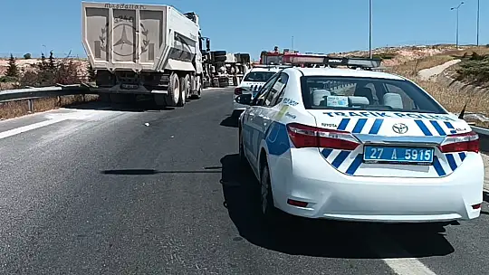 Devrilen kamyonun sürücüsü öldü, yakınlarının feryadı yürek dağladı