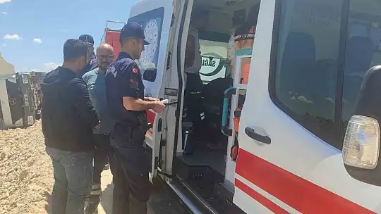 Devrilen kum yüklü kamyonun sürücüsü ağır yaralandı