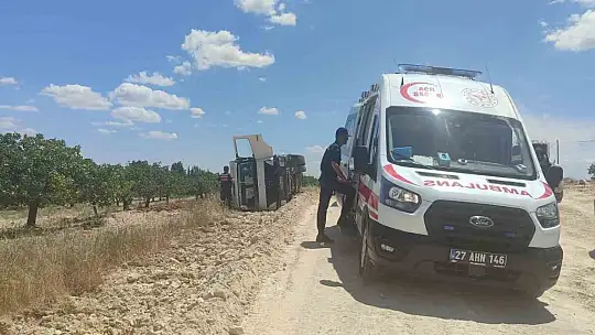 Devrilen kum yüklü kamyonun sürücüsü ağır yaralandı