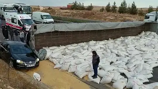 Devrilen tır otoyolu kapattı, kilometrelerce araç kuyruğu oluştu