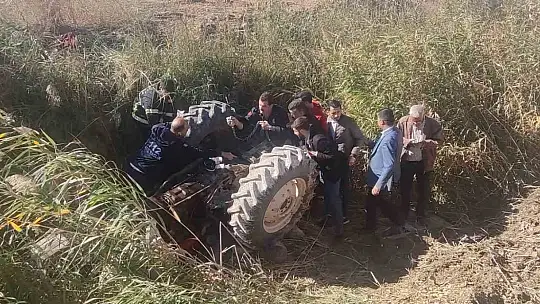Devrilen traktörün altında kalan sürücü ağır yaralandı