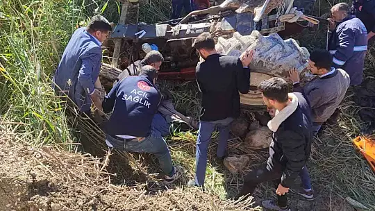Devrilen traktörün altında kalan sürücü ağır yaralandı