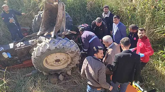 Devrilen traktörün altında kalan sürücü ağır yaralandı