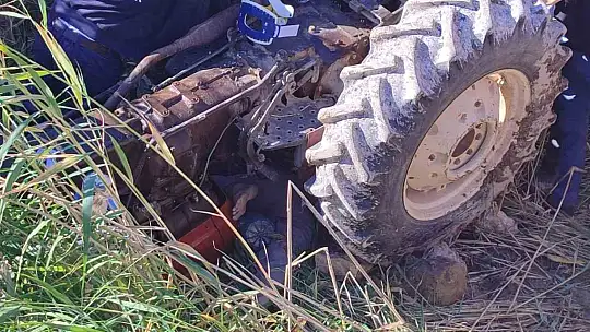 Devrilen traktörün altında kalan sürücü ağır yaralandı