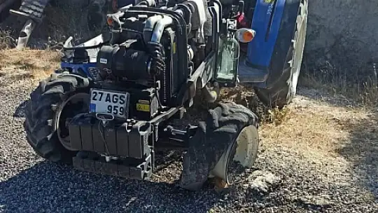 Devrilen traktörün sürücüsü hayatını kaybetti