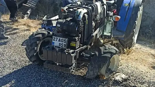 Devrilen traktörün sürücüsü hayatını kaybetti