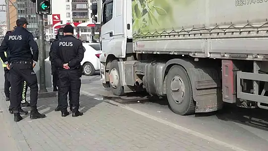 Dilenirken tırın altında kalan yaşlı kadın öldü