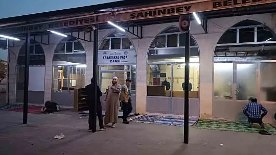 Dini değerlere hakaret eden şahıs, kendisini uyaran imamı bıçakladı