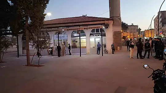 Dini değerlere hakaret eden şahıs, kendisini uyaran imamı bıçakladı