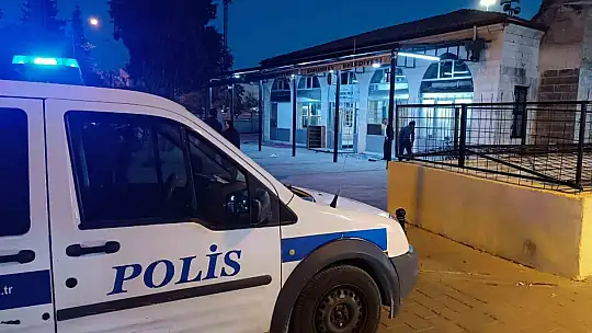 Dini değerlere hakaret eden şahıs, kendisini uyaran imamı bıçakladı
